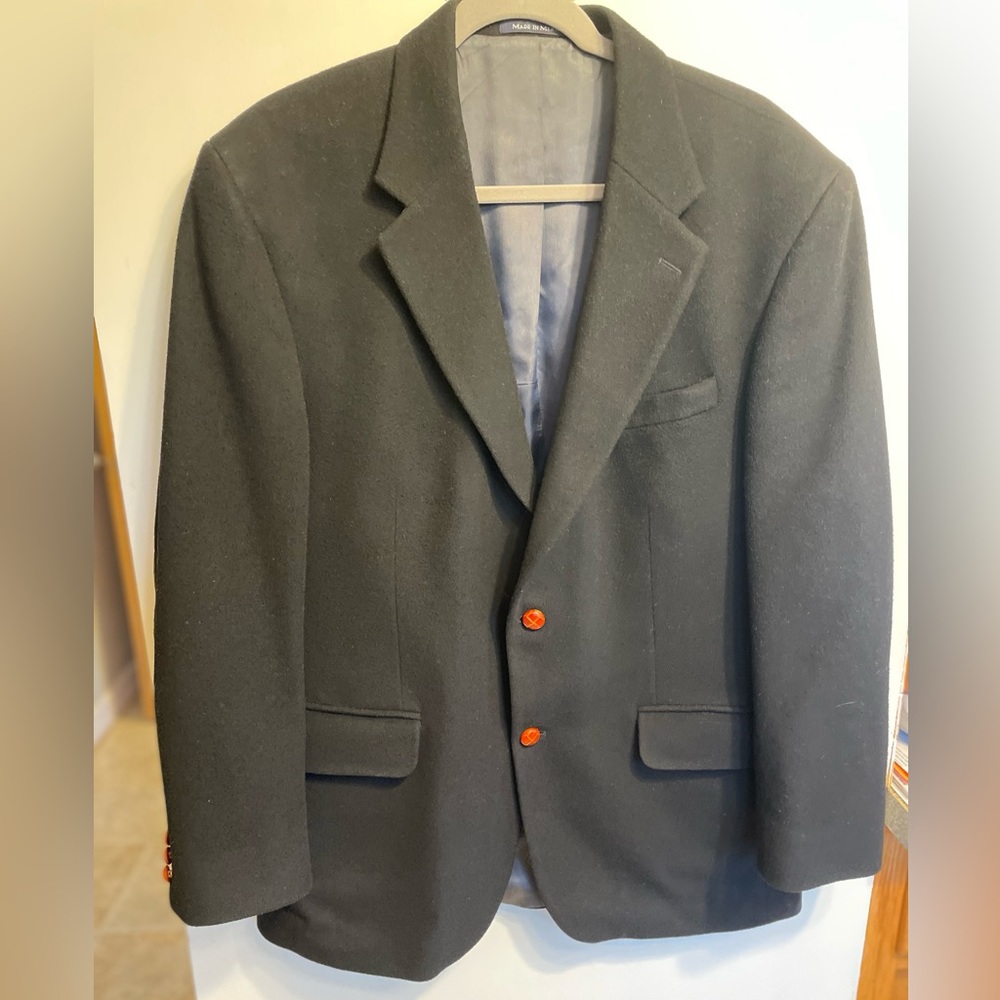 Classic black wool/cashmere blend suit coat w leather buttons. Sz 43 Reg.